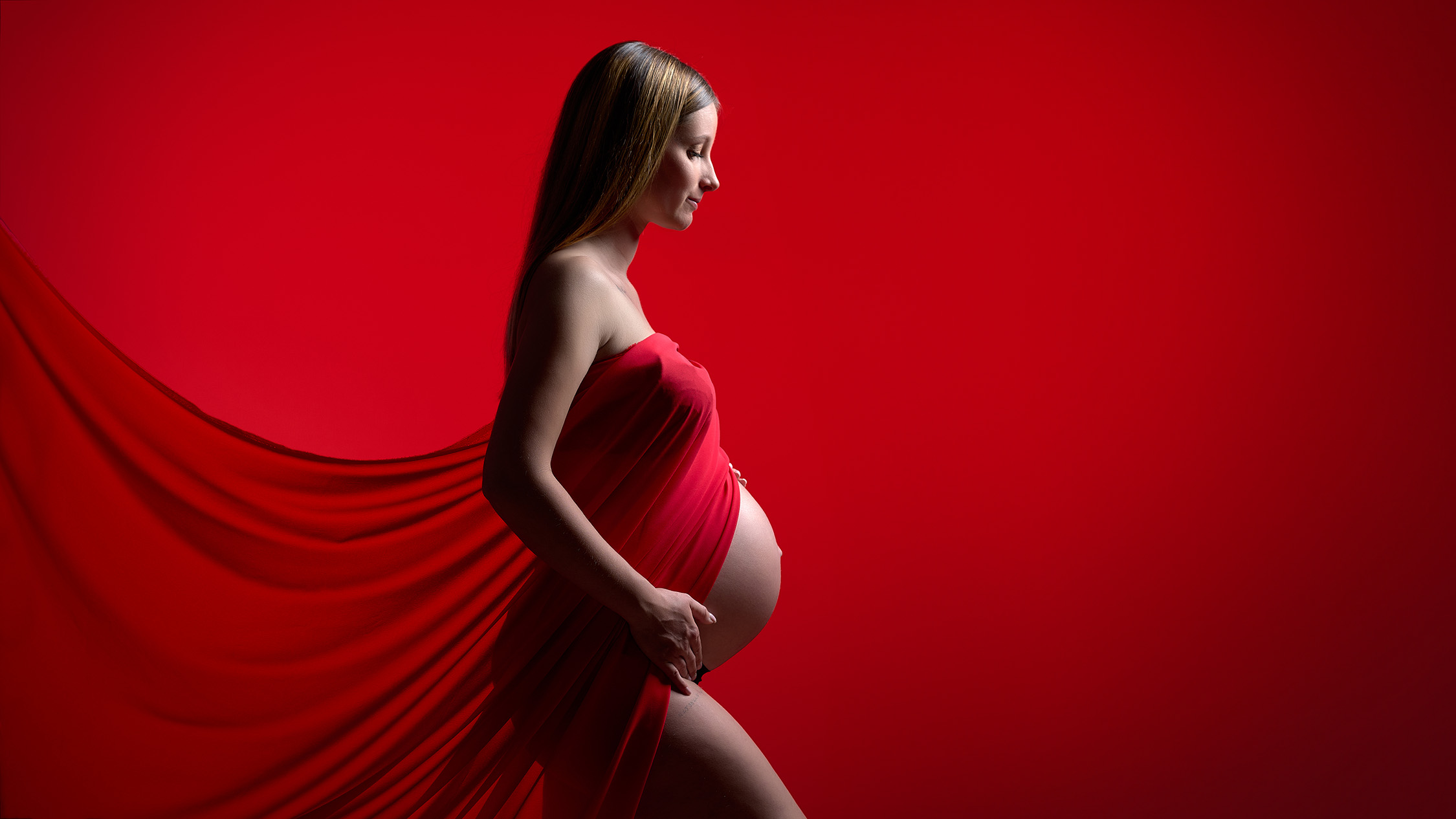 Femme enceinte élégante studio Frédéric Founaud photographe grossesse Port-la-Nouvelle